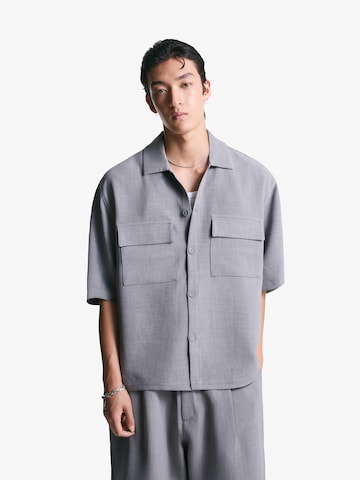 Comfort fit Camicia di Bershka in grigio: frontale