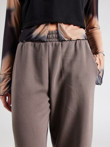 Wide leg Pantaloni di WEEKDAY in marrone