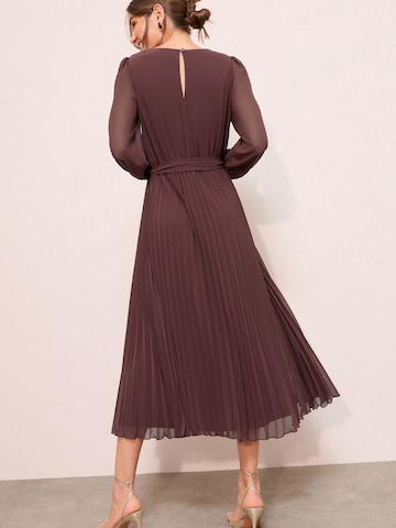 Friends Like These Sukienka w kolorze brązowy