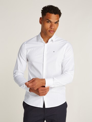 Coupe slim Chemise Calvin Klein en blanc : devant