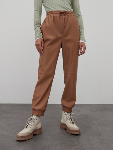 EDITED Tapered Broek 'Madison' in Bruin: voorkant