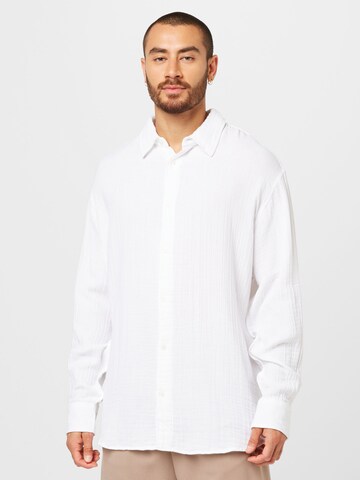Comfort fit Camicia di WEEKDAY in bianco: frontale