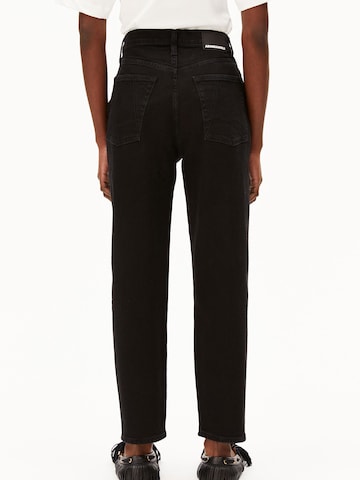 ARMEDANGELS Loosefit Jeans 'Mairaa' in Zwart: voorkant