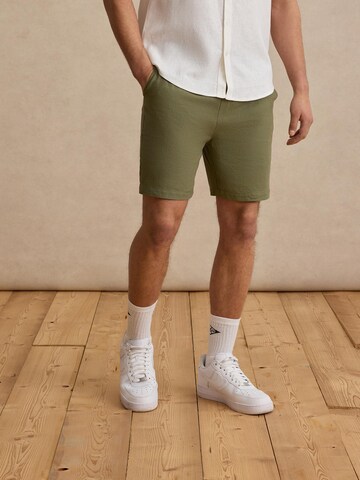 DAN FOX APPAREL Regular Shorts 'Maddox' in Grün: predná strana