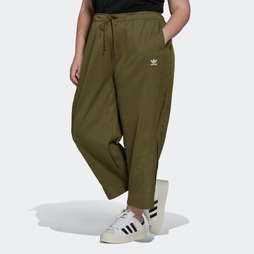 ADIDAS ORIGINALS Loosefit Broek in Groen: voorkant