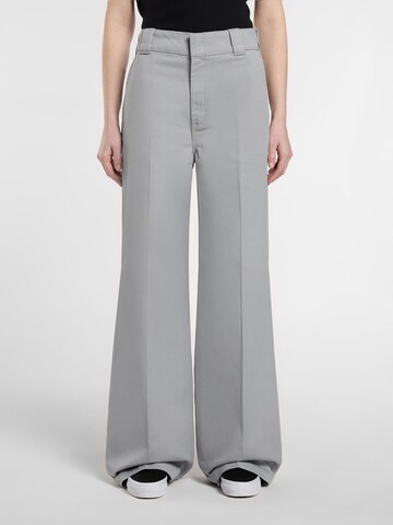 DICKIES Wide leg Pressveckad byxa i grå: framsida