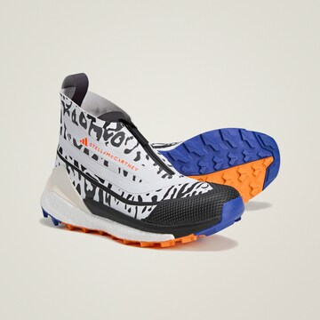 ADIDAS BY STELLA MCCARTNEY Boots 'Free Hiker' σε λευκό