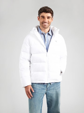 Geacă de iarnă de la Calvin Klein Jeans pe alb: față