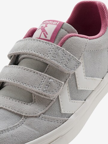 Hummel Sneaker in Grau