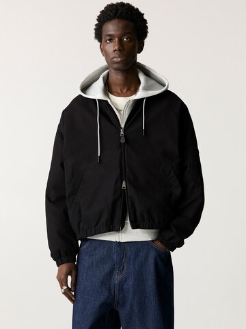 Giacca di mezza stagione di Pull&Bear in nero: frontale