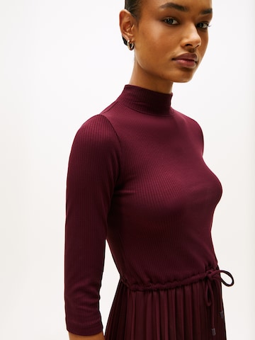 TOMMY HILFIGER Obleka | rdeča barva