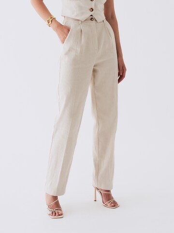 RÆRE by Lorena Rae Loose fit Pleat-Front Pants 'Kim' in White: front