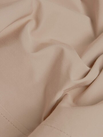 Goldner Mantel in Beige