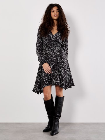Robe Apricot en gris