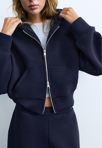 Hanorac de la Pull&Bear pe albastru