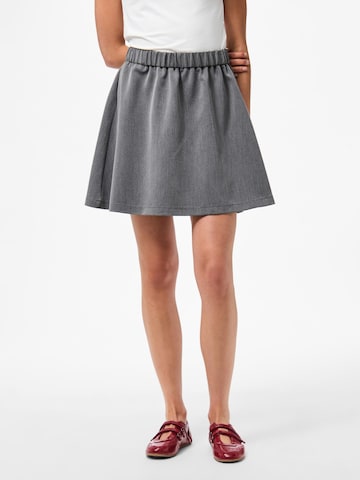 Jupe 'PCKamil' PIECES en gris : devant