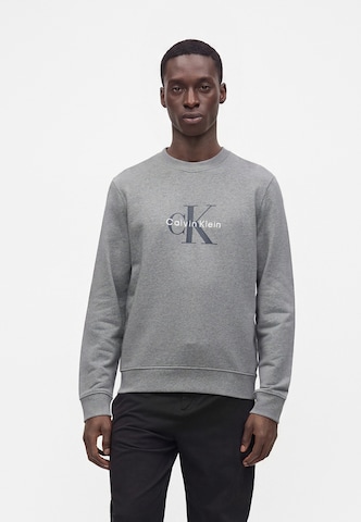 Calvin Klein Jeans Свитшот в Серый: спереди