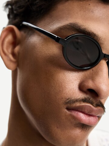 Bershka Sonnenbrille in Schwarz
