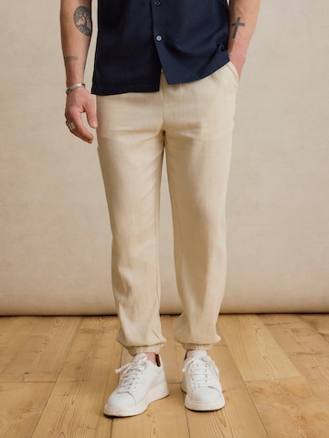 DAN FOX APPAREL - Tapered Pantalón 'Gino' en beige: frente
