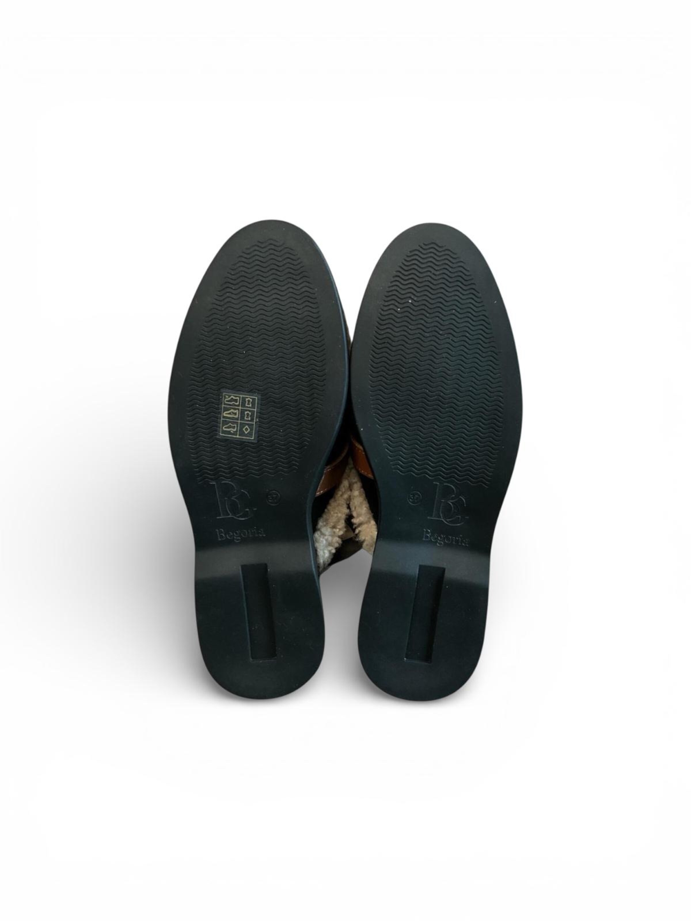 Begoria Slippers in Black