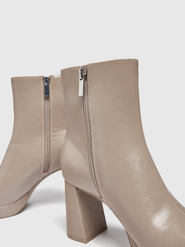 Pull&Bear Bootie in Beige