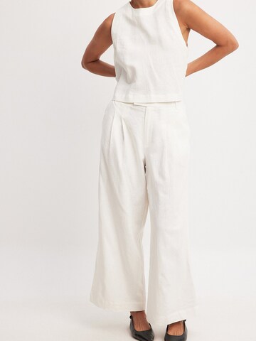 NA-KD Loose fit Pants in White: front