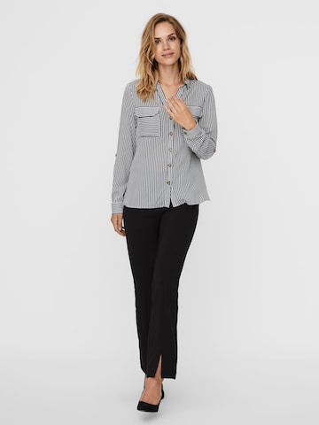 Vero Moda Petite Bluzka 'BUMPY' w kolorze czarny