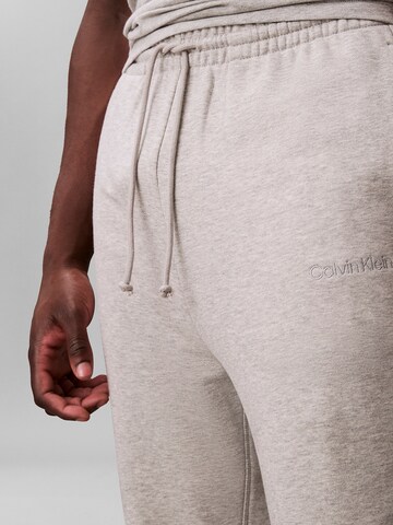 Calvin Klein Tapered Hose in Grau