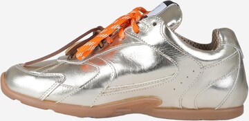 GISEL MOIRE - Sapatilhas baixas 'G88' em prata: frente