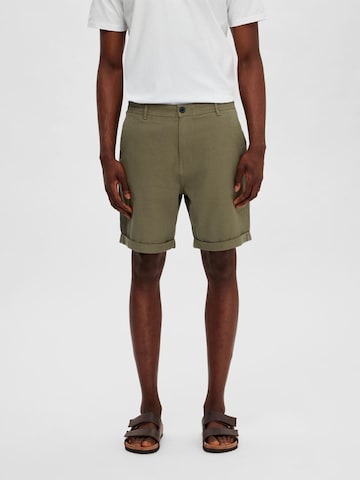 SELECTED HOMME Regular Chino Pants in Green: front