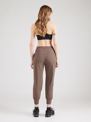 NIKE Tapered Sporthose in Beige