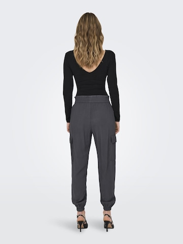 Effilé Pantalon cargo 'Aris' ONLY en gris