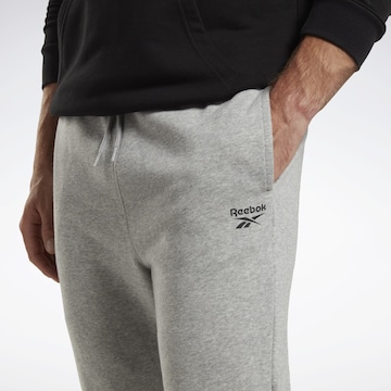 Effilé Pantalon de sport Reebok en gris
