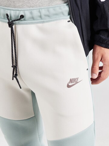 Tapered Pantaloni 'TCH FLC' de la Nike Sportswear pe verde