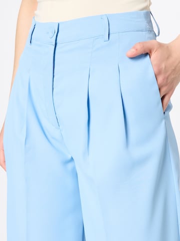 SISTERS POINT Regular Pleat-Front Pants 'VIGNA' in Blue