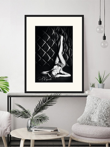 Liv Corday Image 'Lay Back' in Black