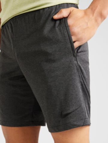 NIKE Regular Sportshorts in Schwarz