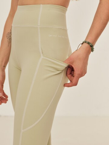 ABOUT YOU x Sofia Tsakiridou Skinny Funkční kalhoty 'Diana' – zelená