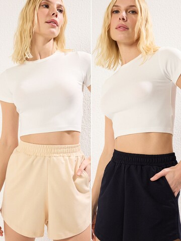 Trendyol Regular Shorts in Beige: Vorderseite
