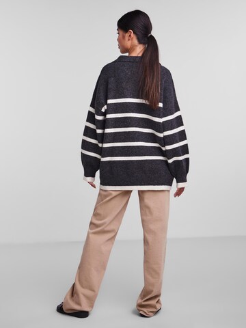 PIECES Sweter 'Noola' w kolorze szary