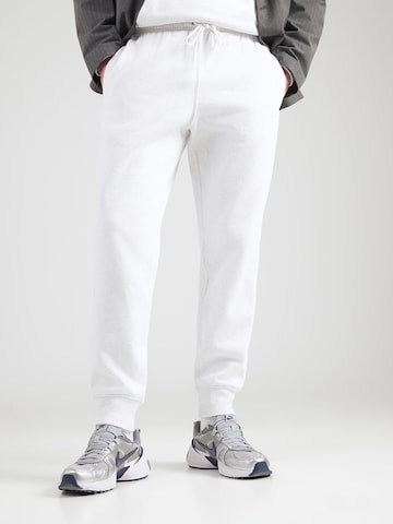 Effilé Pantalon 'CLUB' Nike Sportswear en beige : devant