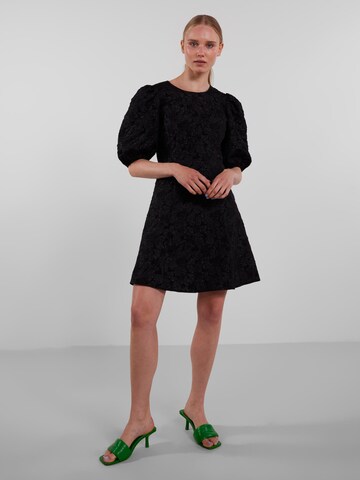 Rochie 'Alima' de la PIECES pe negru