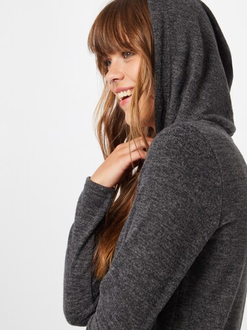 PIECES Sweatshirt 'Pam' in Grau