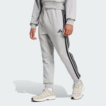 Tapered Pantaloni sportivi 'Essentials' di ADIDAS SPORTSWEAR in grigio: frontale