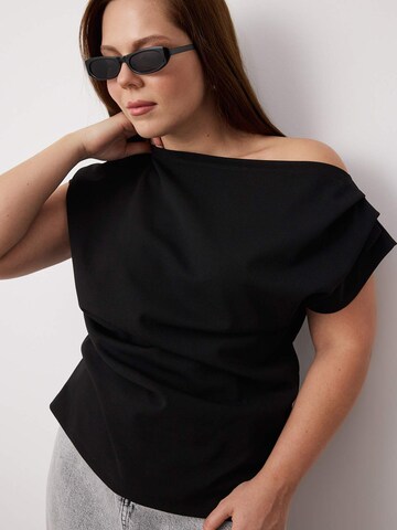 Trendyol Curve - Camiseta en negro: frente