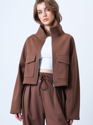 Trend Alaçatı Stili Φθινοπωρινό και ανοιξιάτικο μπουφάν σε καφέ: μπροστά