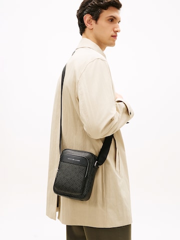 TOMMY HILFIGER Axelremsväska i svart