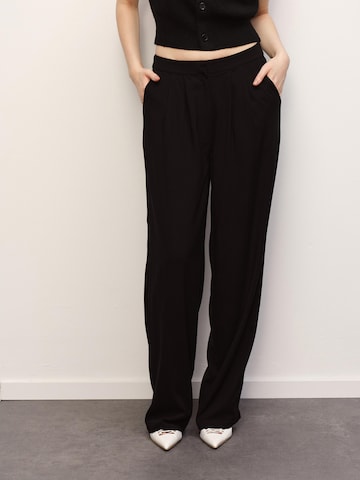 RÆRE by Lorena Rae Regularen Hlače z naborki 'Brenda' | črna barva: sprednja stran