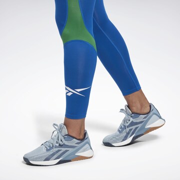 ReebokSkinny Sportske hlače 'Vector' - plava boja