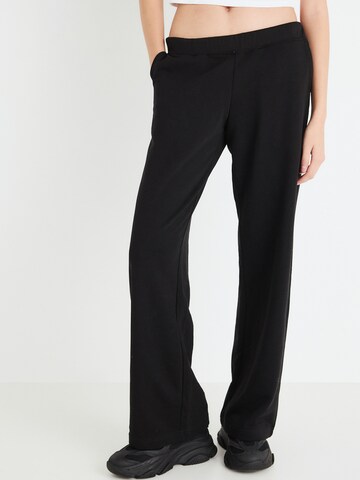 WEEKDAY Regular Broek in Zwart: voorkant